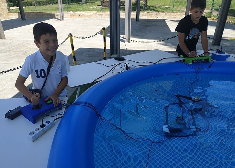 Jugando con el robot en el museo de ciencia y tecnología de Madrid